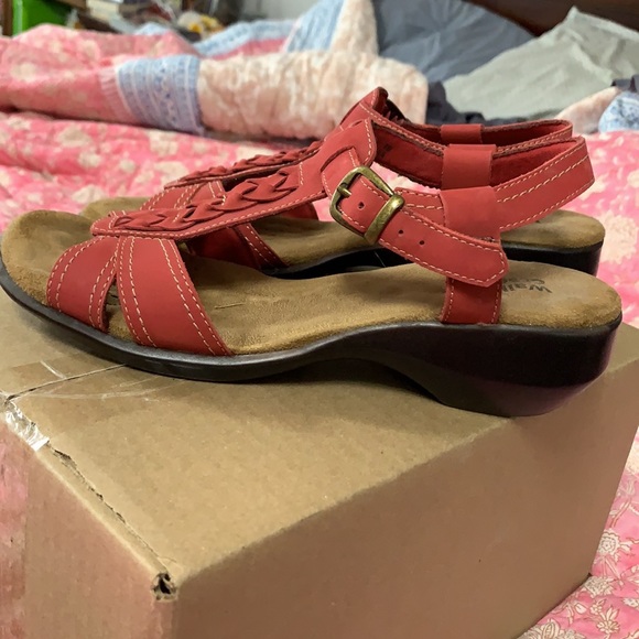 Walking Cradles red sandals size 9B - Picture 2 of 5